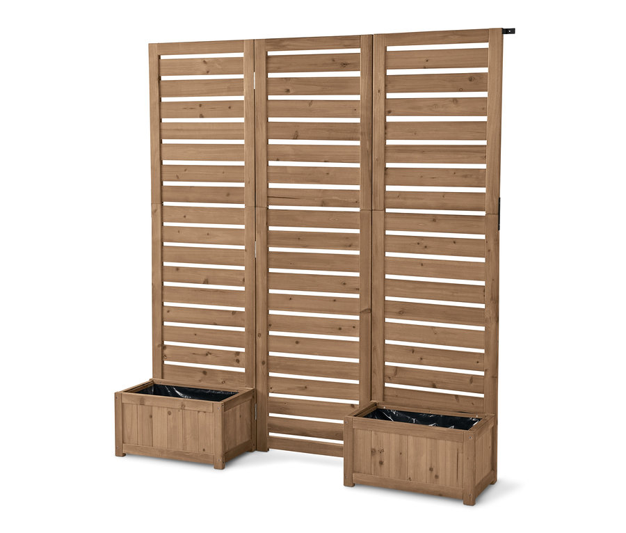 Üç adet kahverengi ahşap saksılı paravan »Tinus« yan yana duruyor.