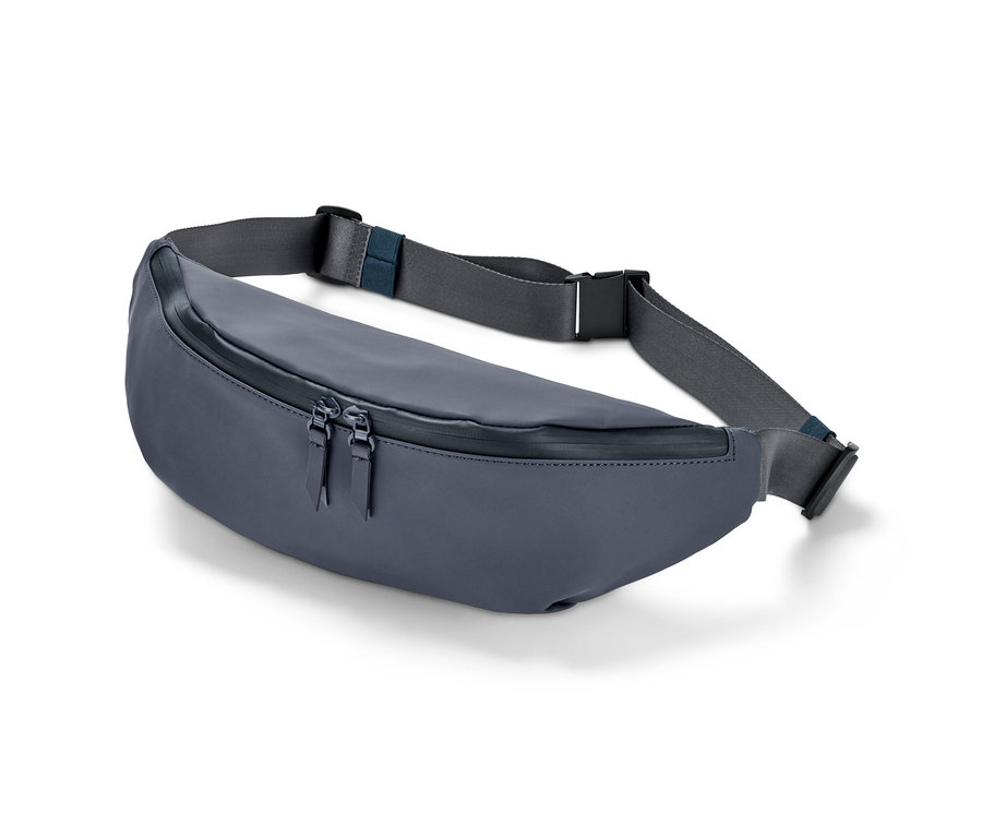 İki fermuarlı ve gri kayışlı mavi bel çantası.