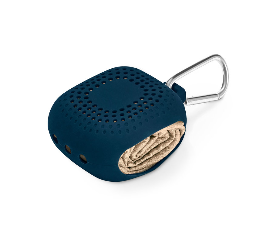 Katlanabilir outdoor el havlusunun bulunduğu karabinalı mavi muhafaza.