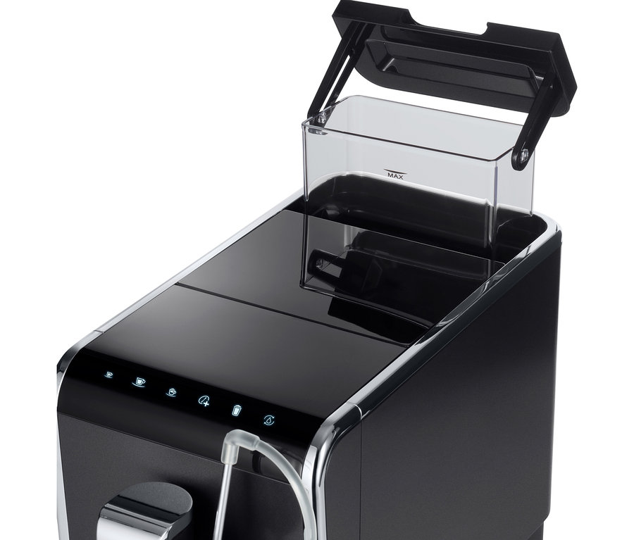 »Esperto Pro« Tchibo Antrasit Tam Otomatik Kahve Makinesi'nin, açık su haznesi ile yakın çekim görüntüsü.