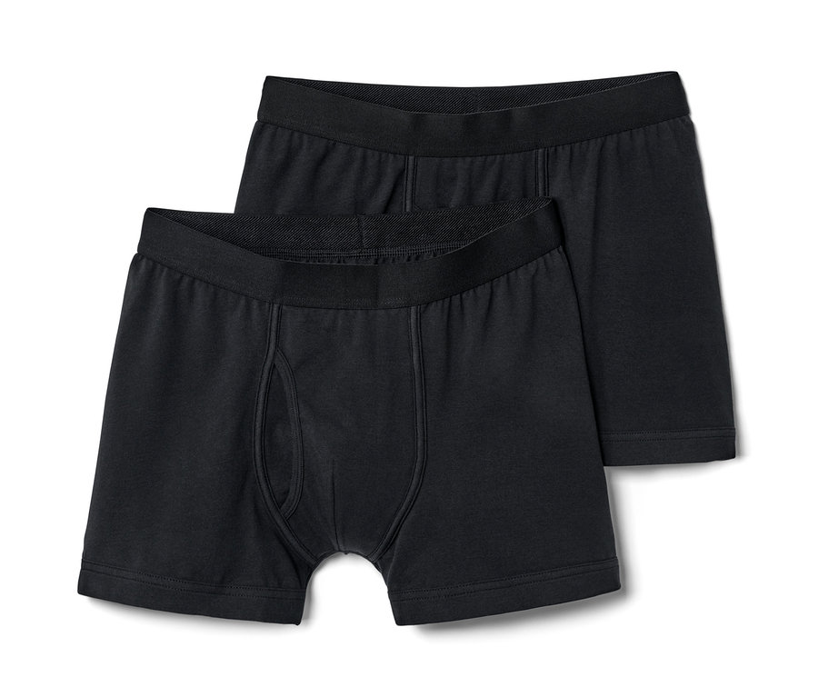 İki adet siyah, önü açık slip boxer üst üste duruyor.