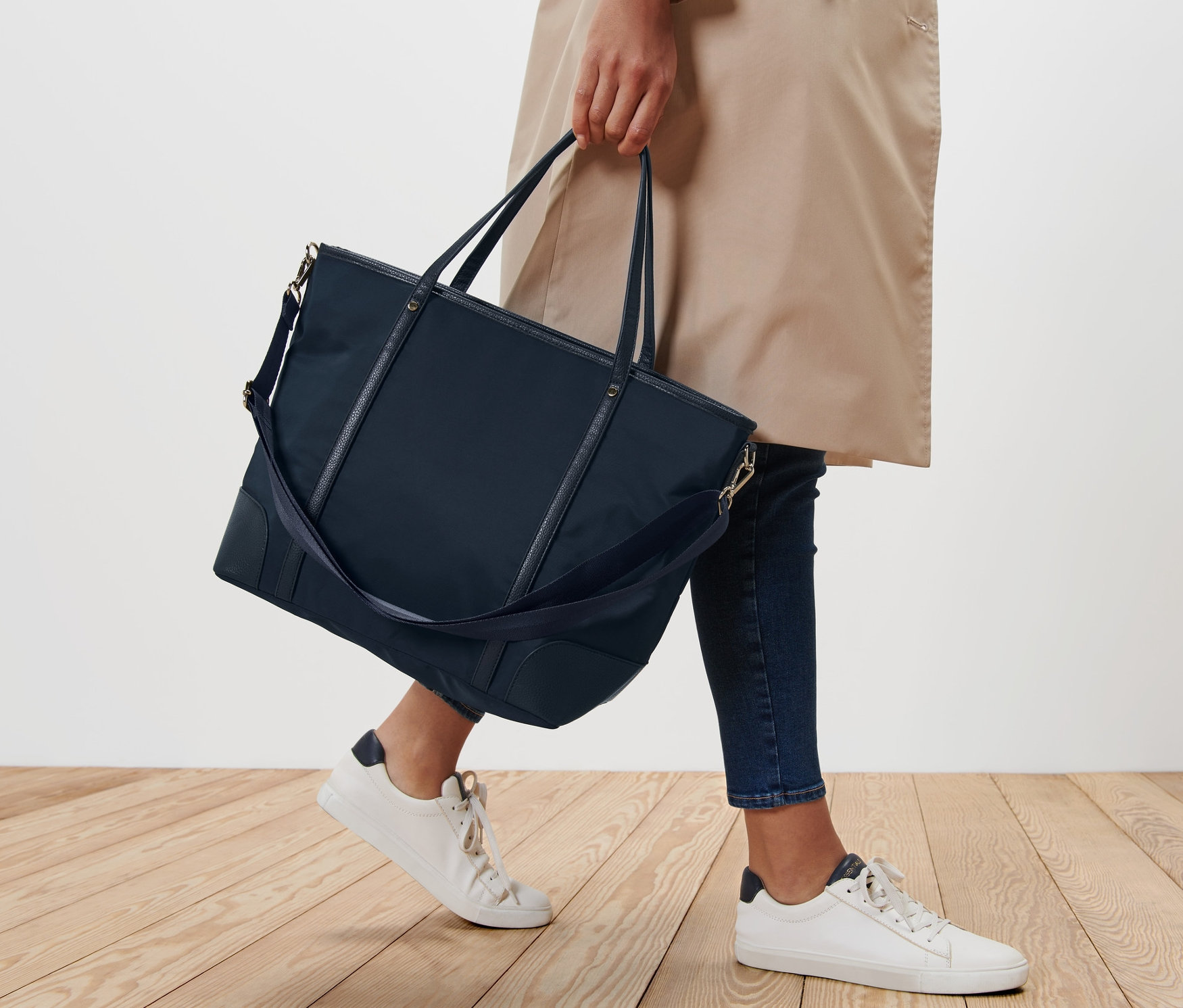 Kadın yürüyor ve bir Shopper Çanta taşıyor.