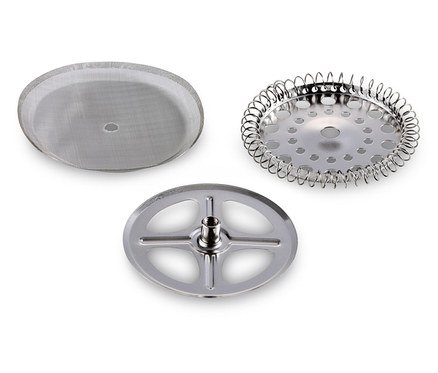 Bir French pressin sökülmüş parçaları: filtre, spiral ve taban.