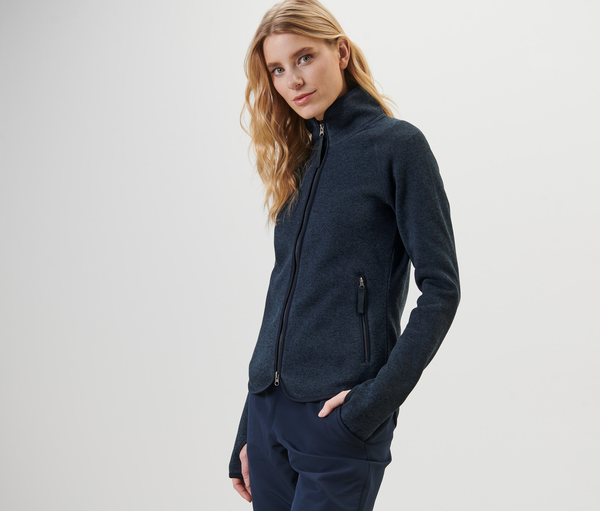 Kadın lacivert örgü polar mont ile poz veriyor.