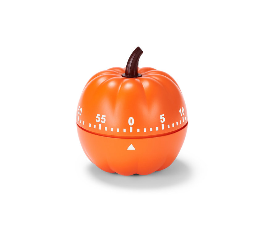 Beyaz arka planda kahverengi sapı olan balkabağı şeklinde turuncu mutfak zamanlayıcısı.