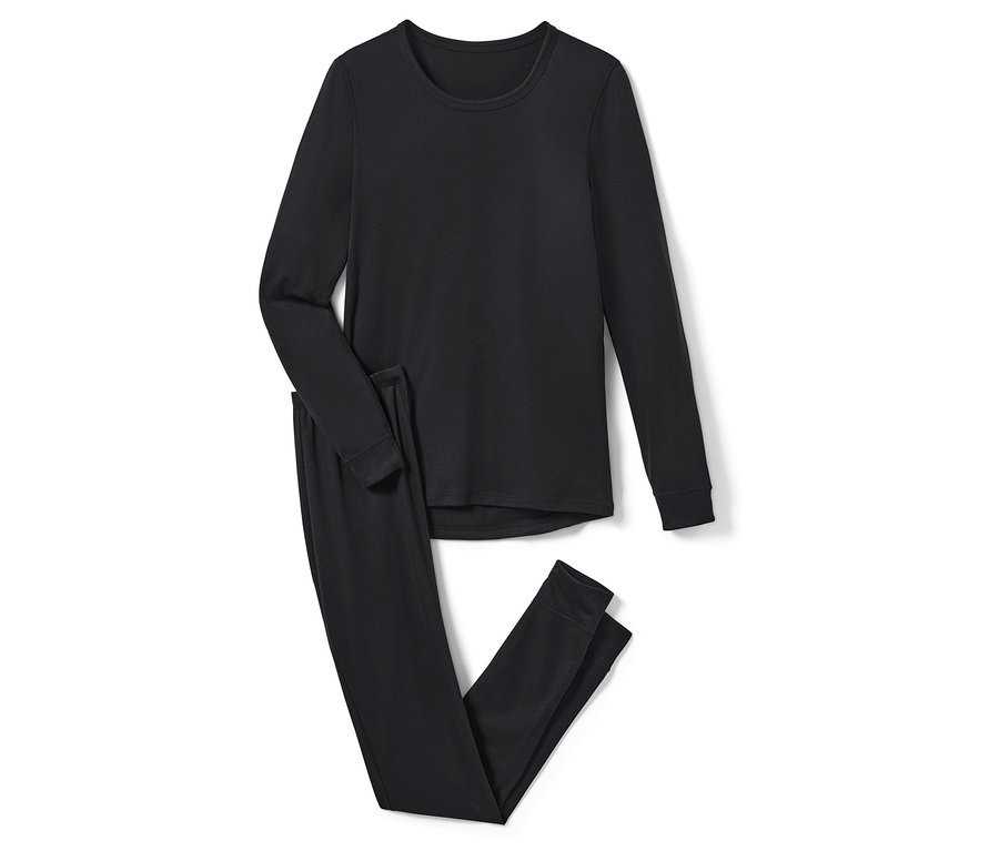 Siyah fonksiyonel termal içlik takımı beyaz bir arka plan üzerinde duruyor.