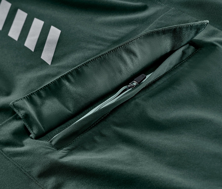 Gümüş şeritli ve fermuarlı cepli bisiklet yağmurluğu detayı.