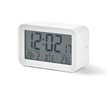 Beyaz bir dijital LCD çalar saat 12:02 saatini, 28-2 tarihini ve 23 santigrat derece sıcaklığı gösteriyor.