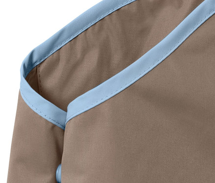 Mavi şeritli, kahverengi, küçük çocuk yağmur pantolonunun yakın çekimi.