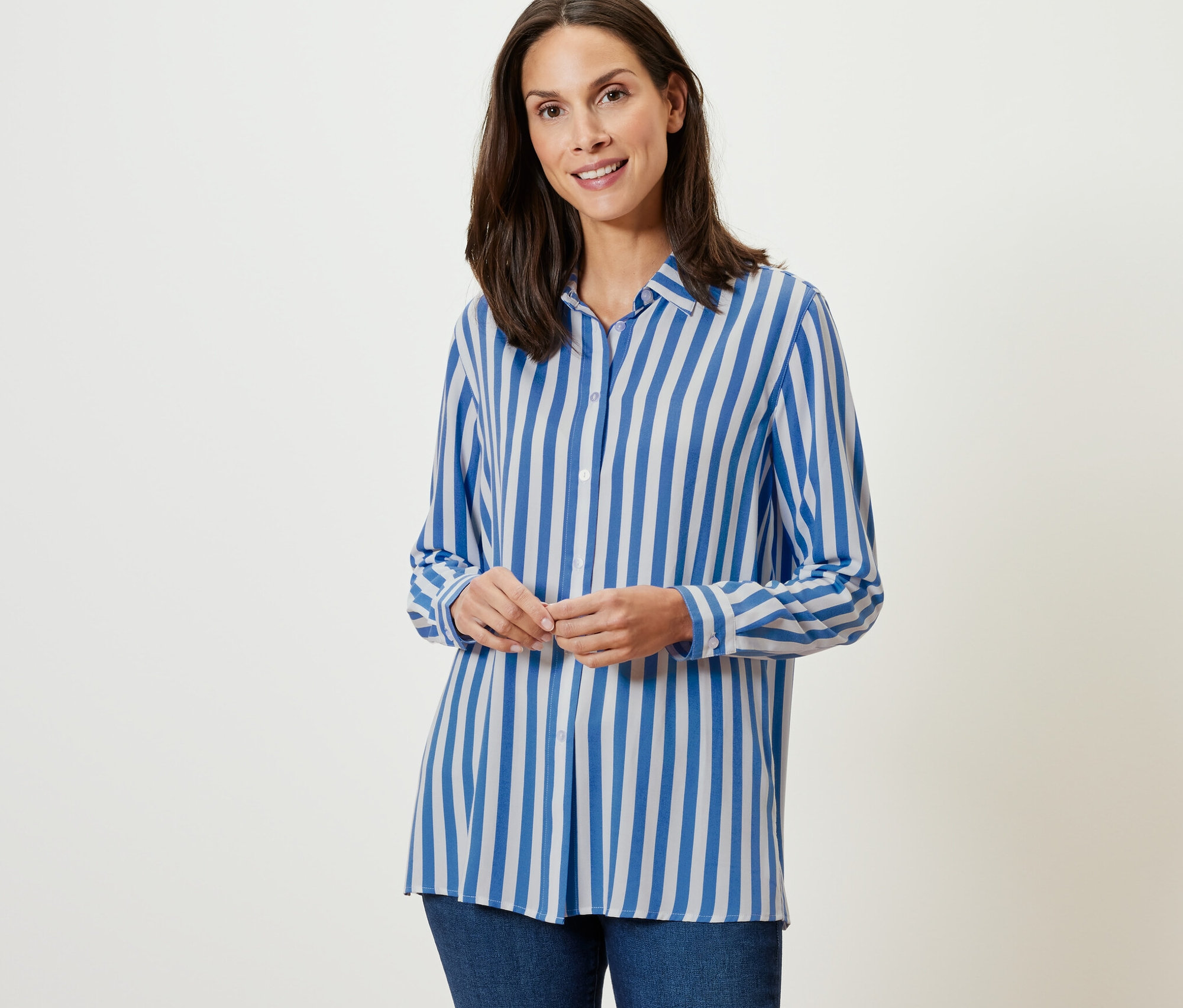 Kadın çizgili bir bluz giyiyor.