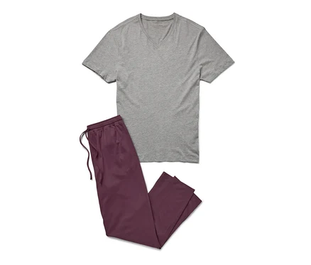 Beyaz bir arka plan üzerinde gri bir pijama ve bordo rengi pantolon bulunuyor