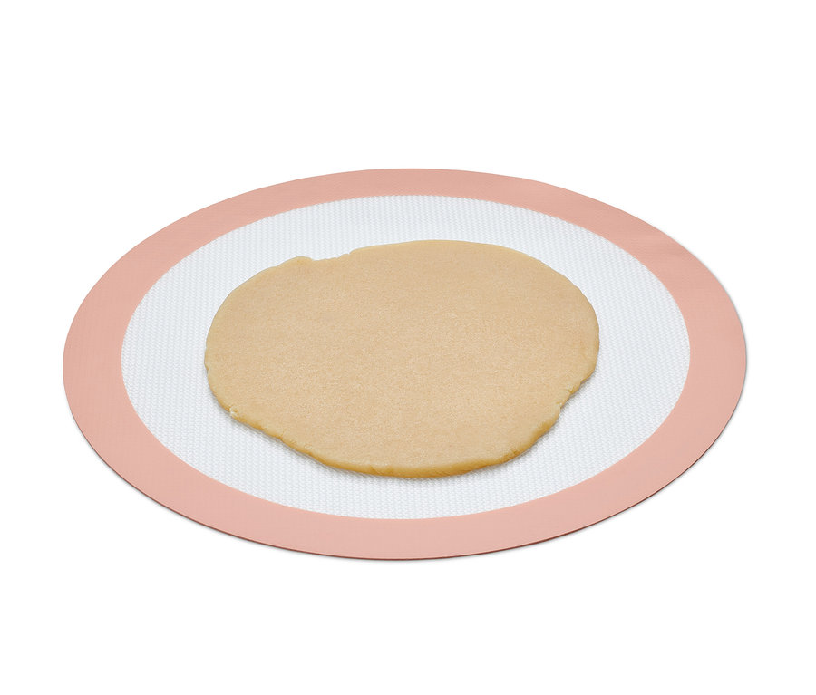 Yuvarlak kalıcı fırın hasırının üzerinde çiğ hamur. 