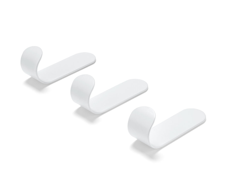 Üç adet kendinden yapışkanlı askı.