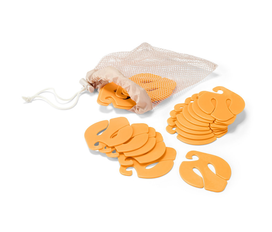 Turuncu renkli 20 adet çorap klipsi, kısmen fileli bir torba içinde.