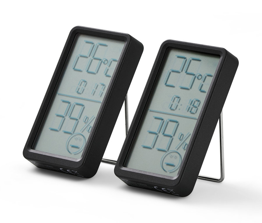 Dijital ekrana sahip iki siyah oda termometresi sıcaklık ve nemi gösteriyor.