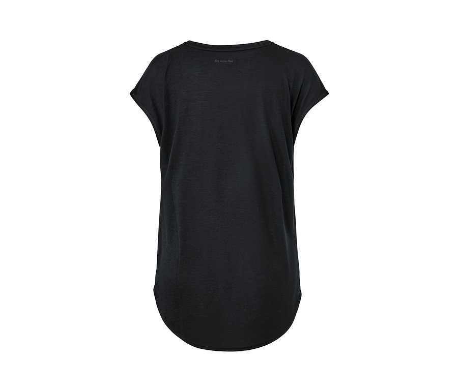 Siyah spor tişörtü.