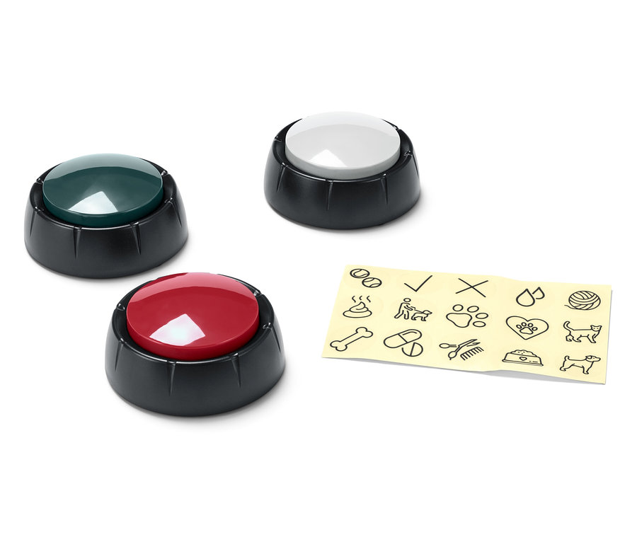 Siyah çizimleri olan sarı bir kağıdın yanında üç farklı renkte (yeşil, beyaz ve kırmızı) düğme.