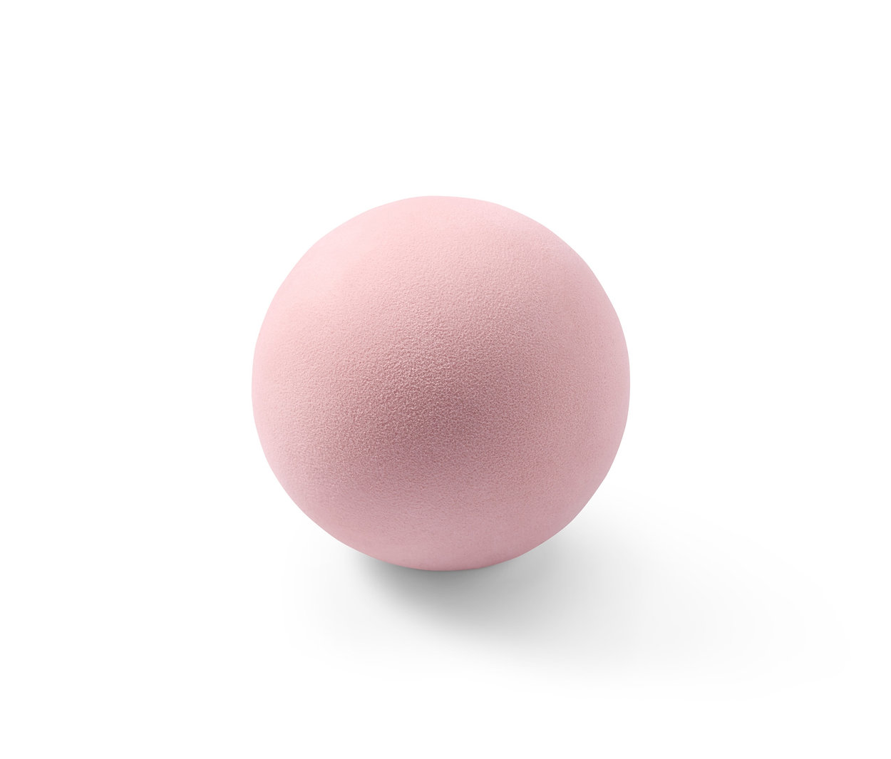 Beyaz arka plan üzerinde pembe fasya masajı topu.