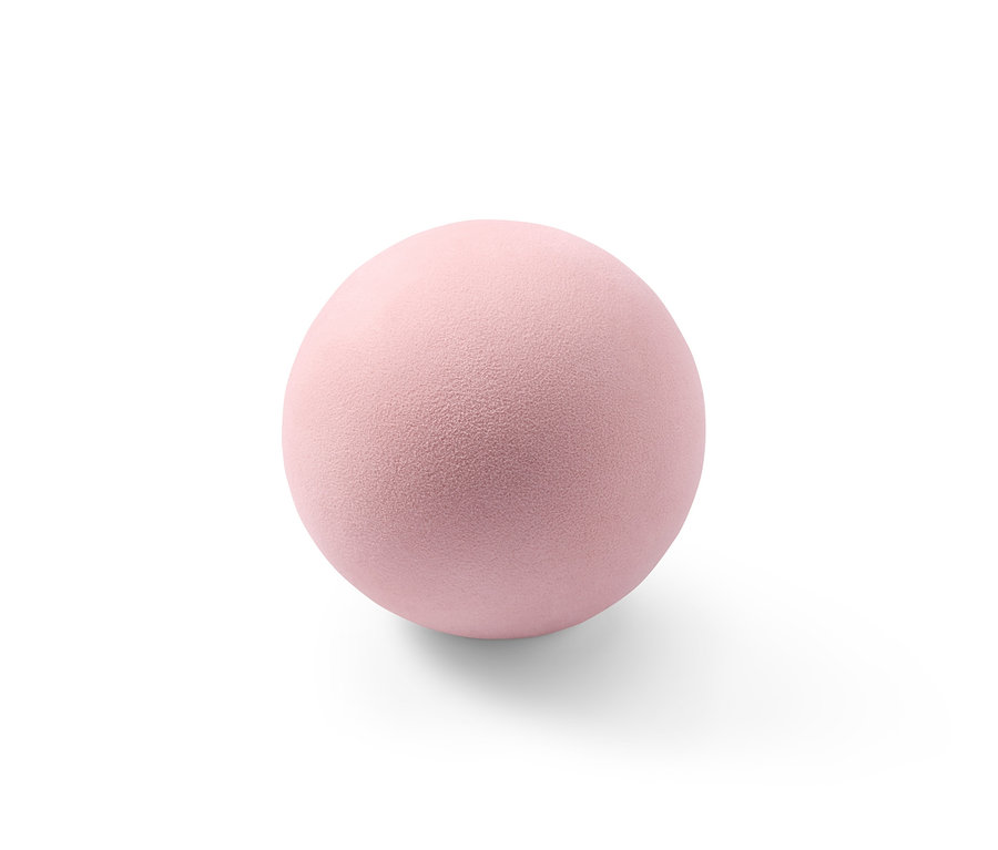 Beyaz arka plan üzerinde pembe fasya masajı topu.
