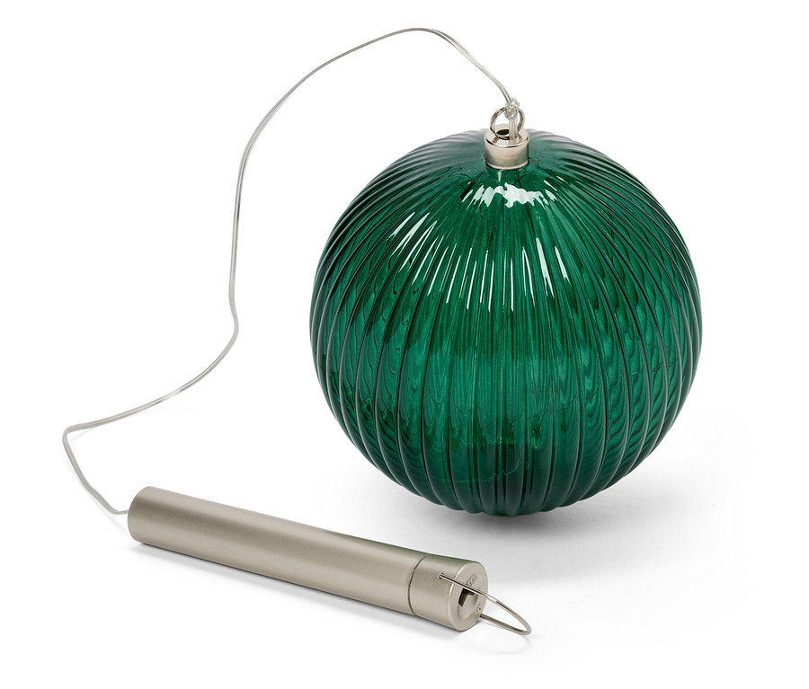 Dokulu yüzeye sahip yeşil bir cam küre, bir telle gümüş renkli silindirik bir boruya bağlanmıştır.