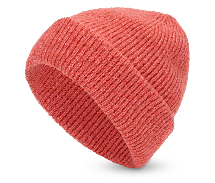 Beyaz arka planda mercan rengi örgü bere.