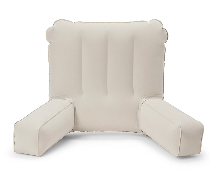 Beyaz bir arka plan üzerinde kolçakları olan krem renkli bir okuma yastığı.