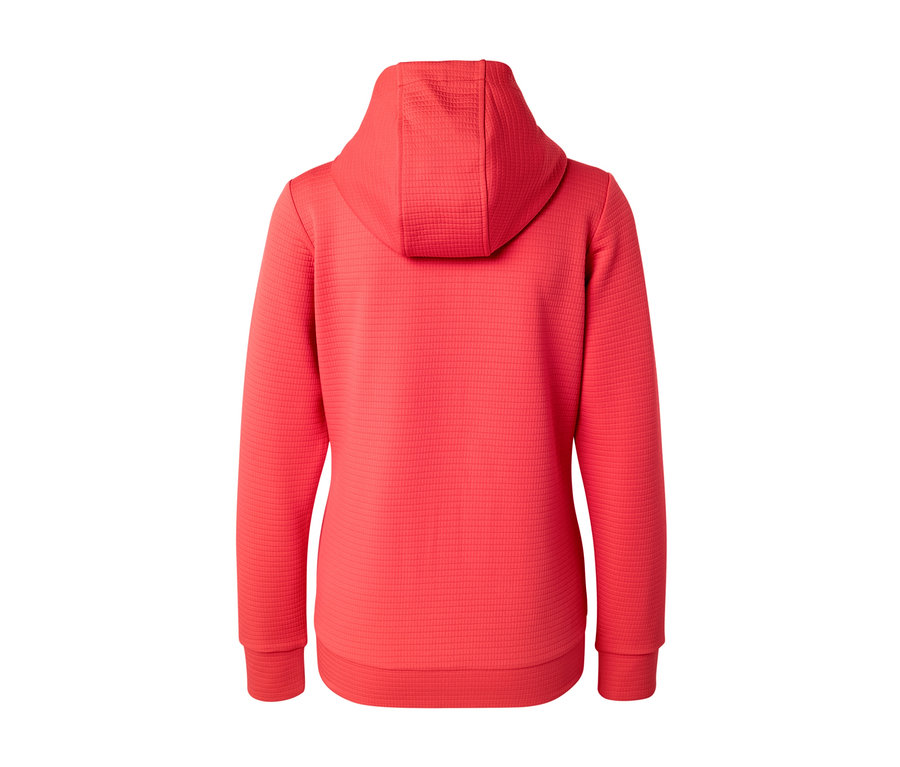 Kırmızı kapüşonlu ceketin arka görünümü.