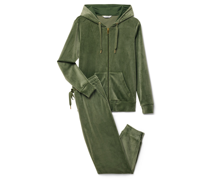 Kapüşonlu ve pantolonlu yeşil kadife eşofman takımı.