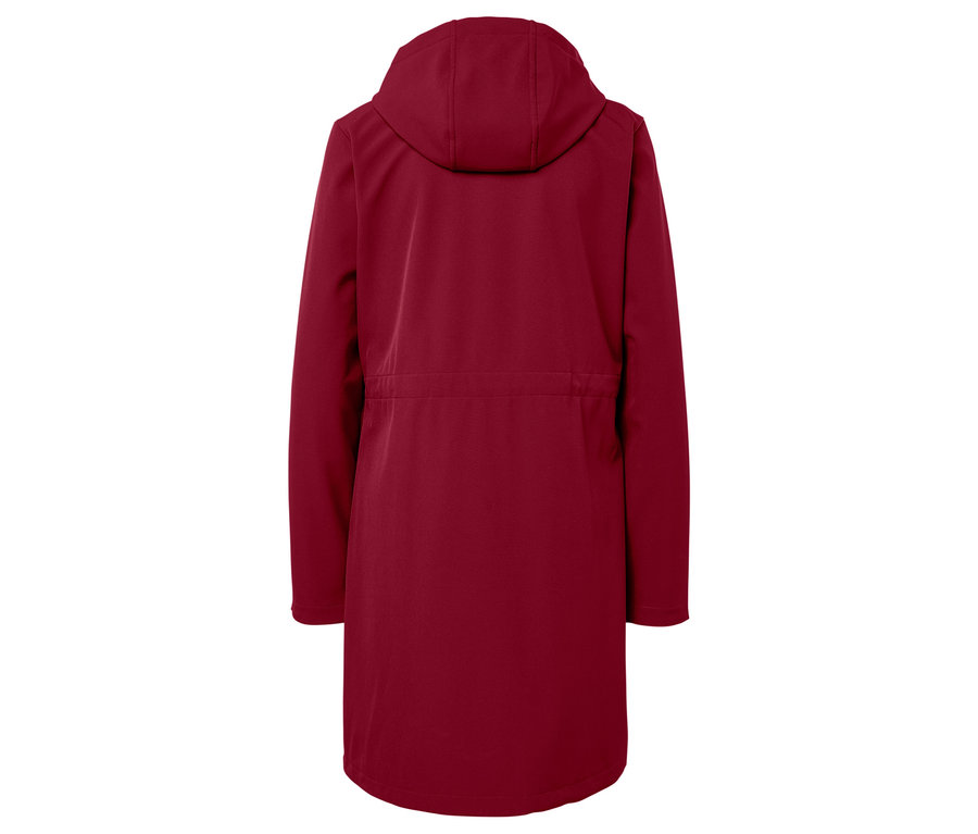 Kapüşonlu bordo softshell ceketinin arka görünümü.