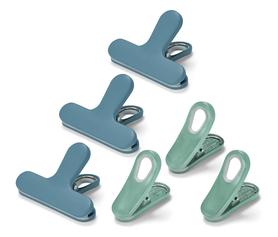 Beyaz bir arka plan üzerinde üç mavi ve üç yeşil kese klipsinin yukarıdan görünümü.
