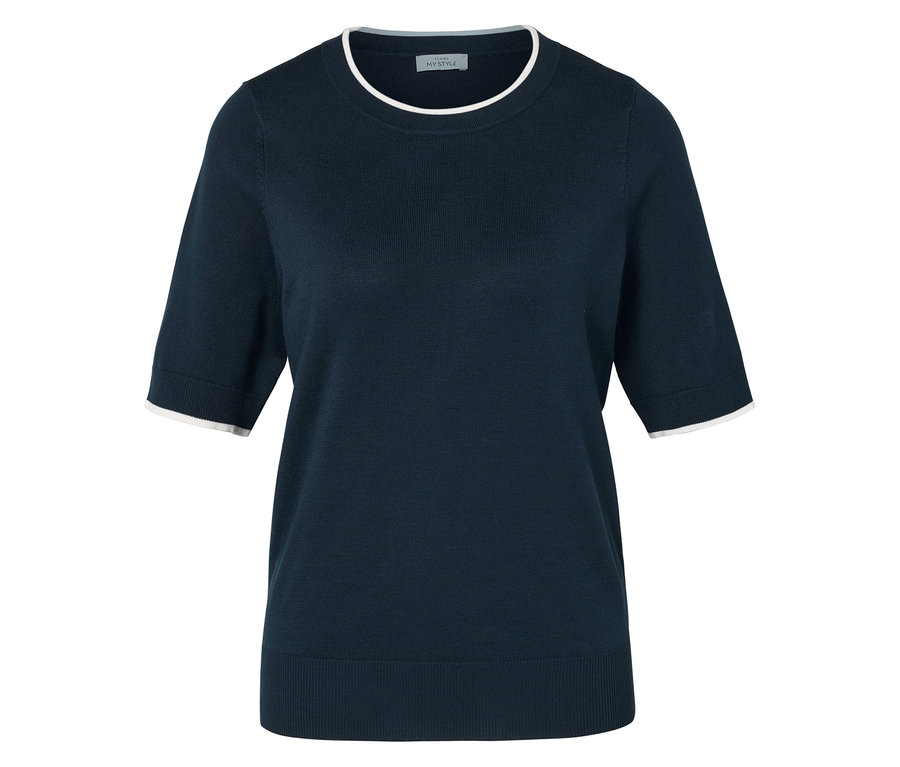 Lacivert, kısa kollu, yakası ve kol ağızları beyaz şeritli tişört.