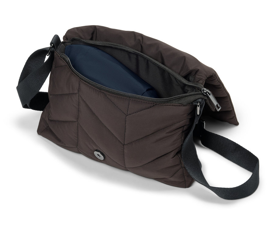 Açık kahverengi, siyah askılı omuz çantası beyaz bir zeminde duruyor.