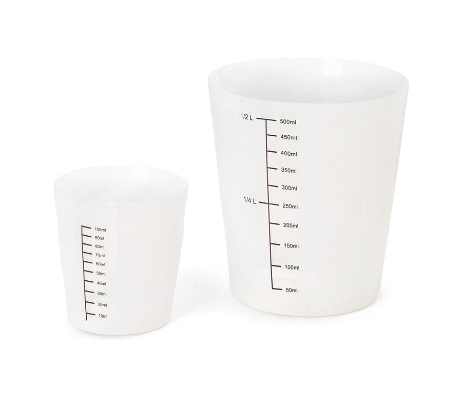 İki yarı saydam beyaz ölçü kabı, biri küçük (10-100ml) diğeri büyük (50-500ml, 1/4 L, 1/2 L).