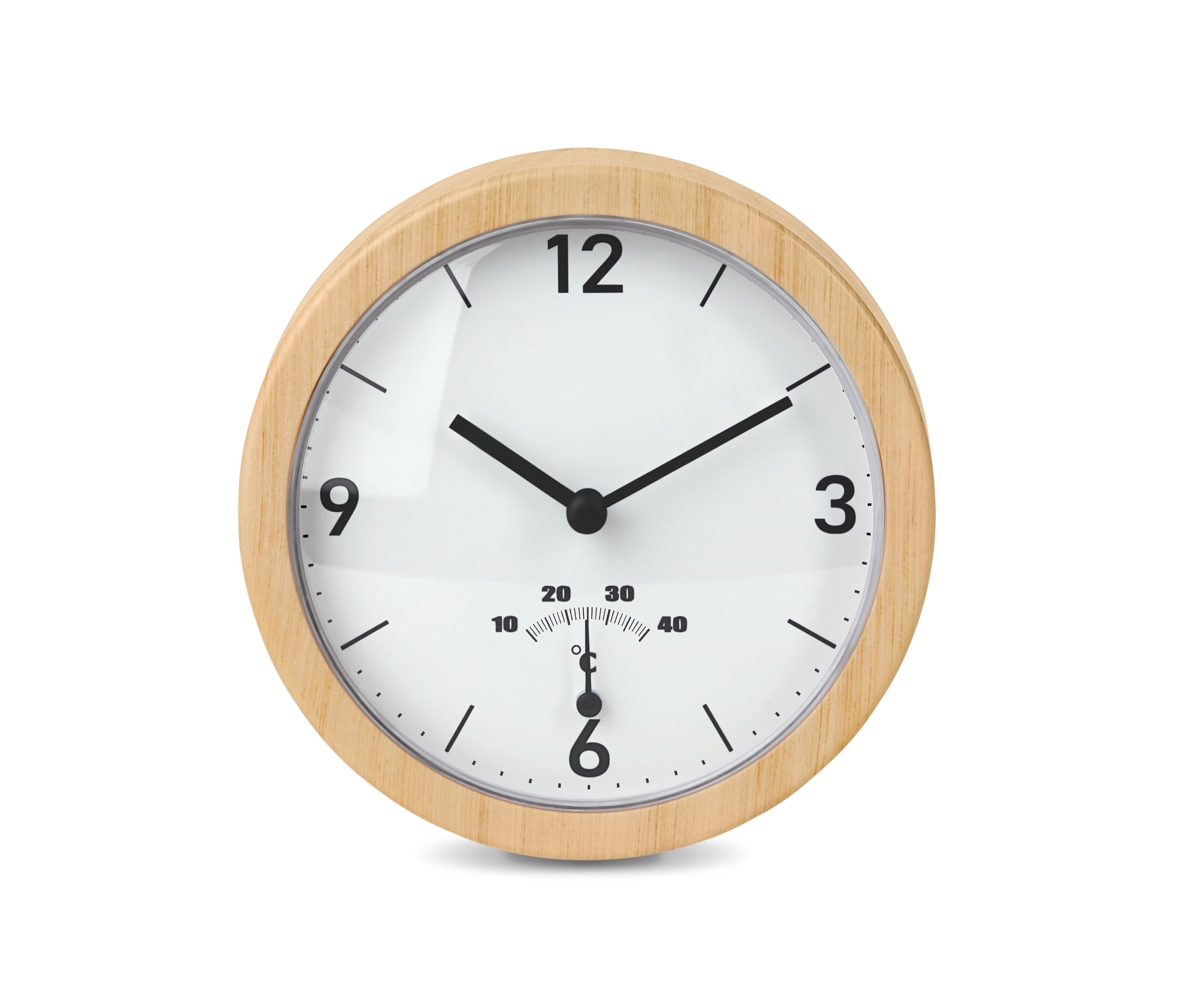 Ahşap çerçeveli, termometreli banyo duvar saatinin yakın çekimi.