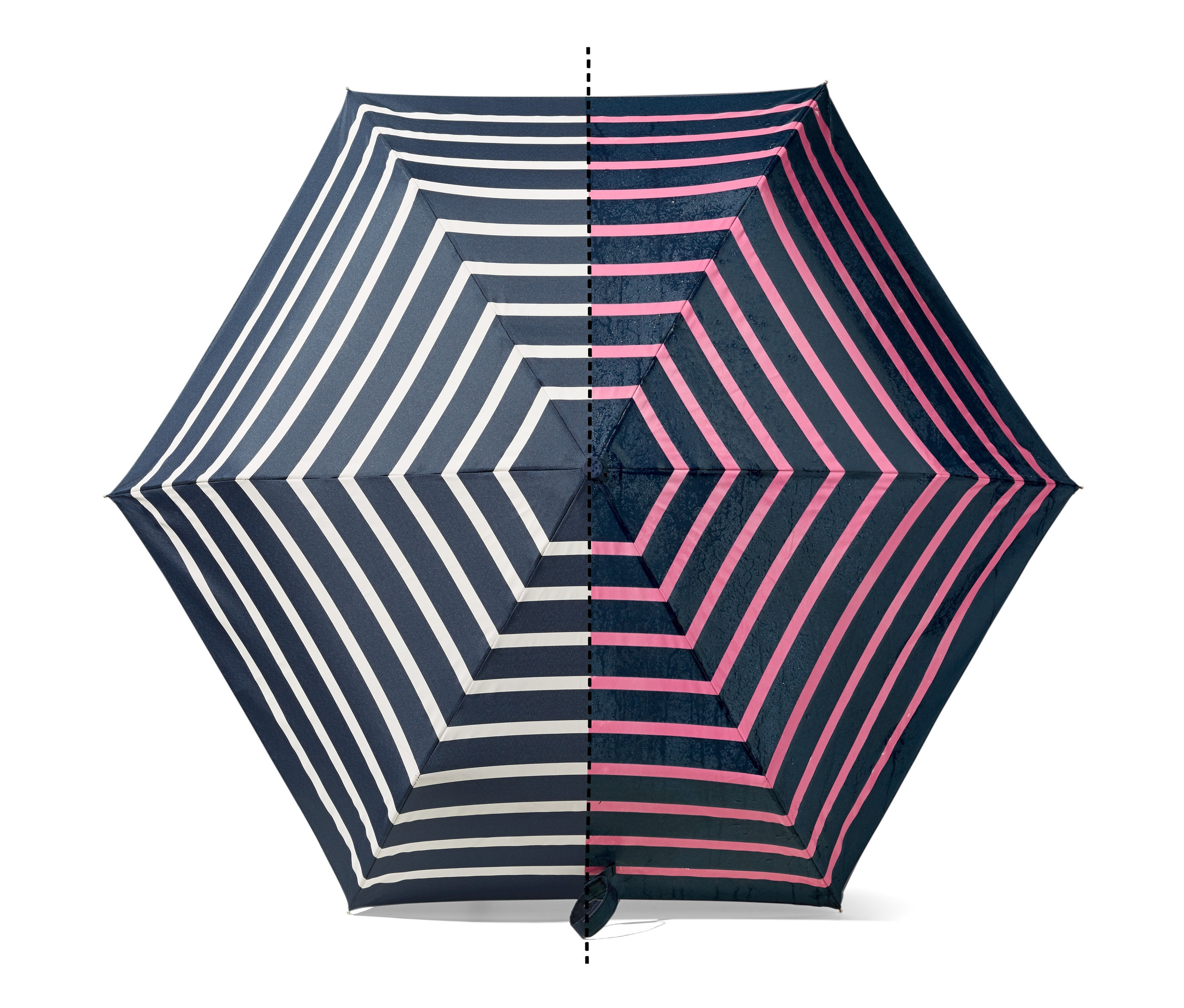 Lacivert zemin üzerinde değişen beyaz ve pembe şeritlere sahip, renk değiştiren çizgili bir şemsiyenin yukarıdan detaylı görünümü.