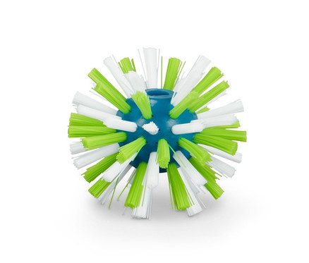 Yeşil ve beyaz kıllara sahip bir şişe temizleme topunun yakın çekimi.