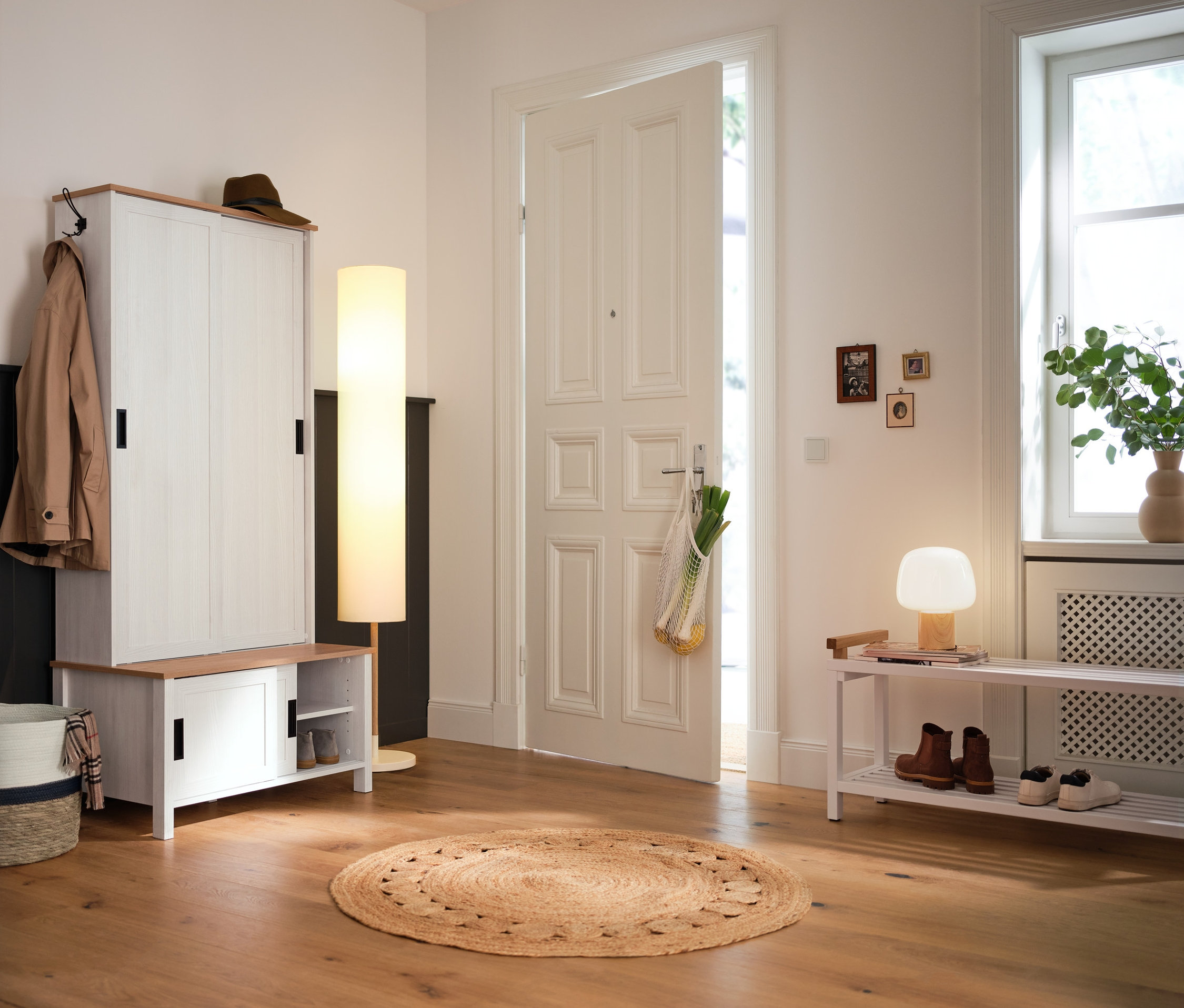 Giriş alanı, çok fonksiyonlu gardırop ve LED akülü masa lambası ile birlikte gösteriliyor
