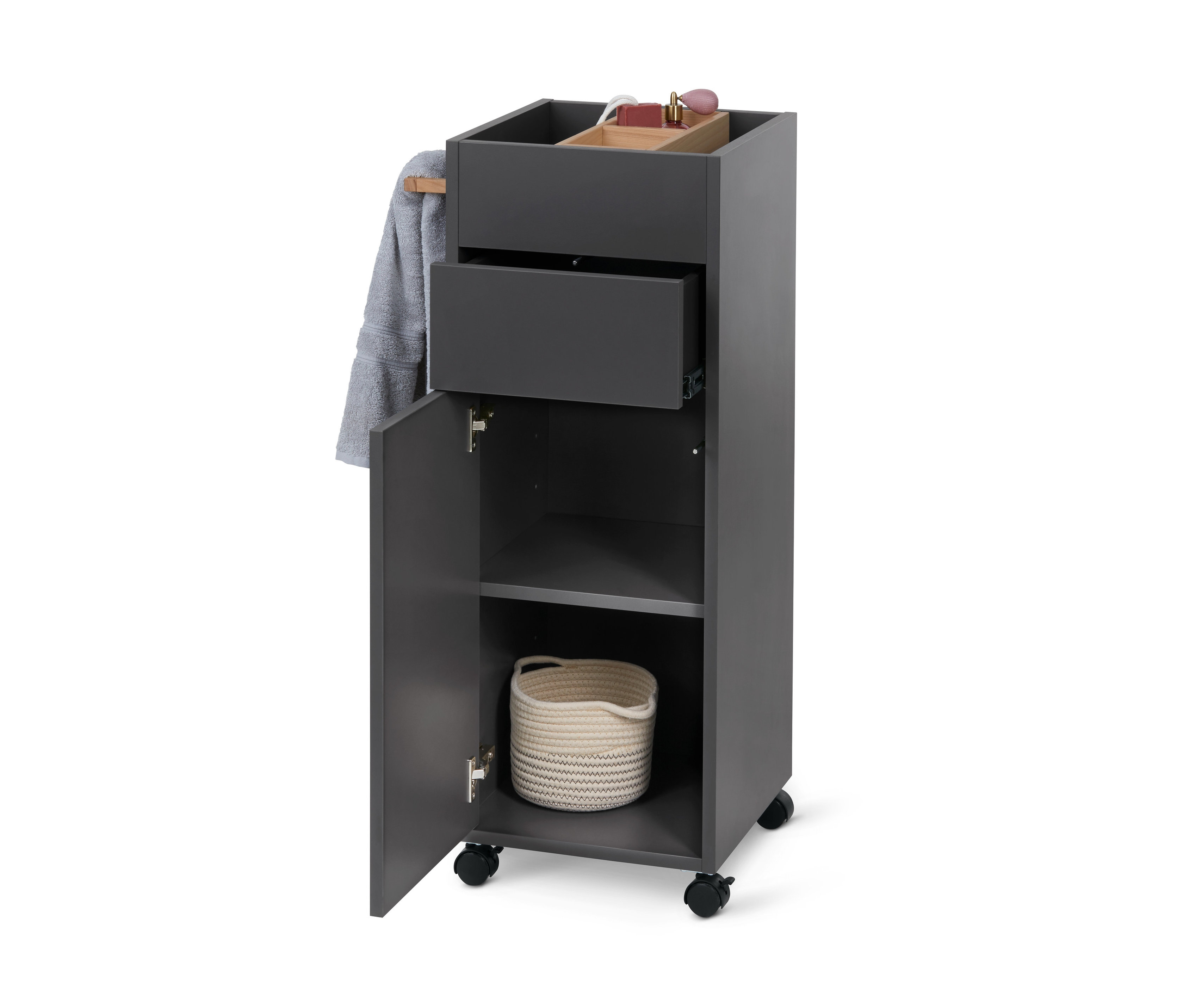 Yanında havlu olan açık çekmeceli, açık kapılı gri tekerlekli sehpa.