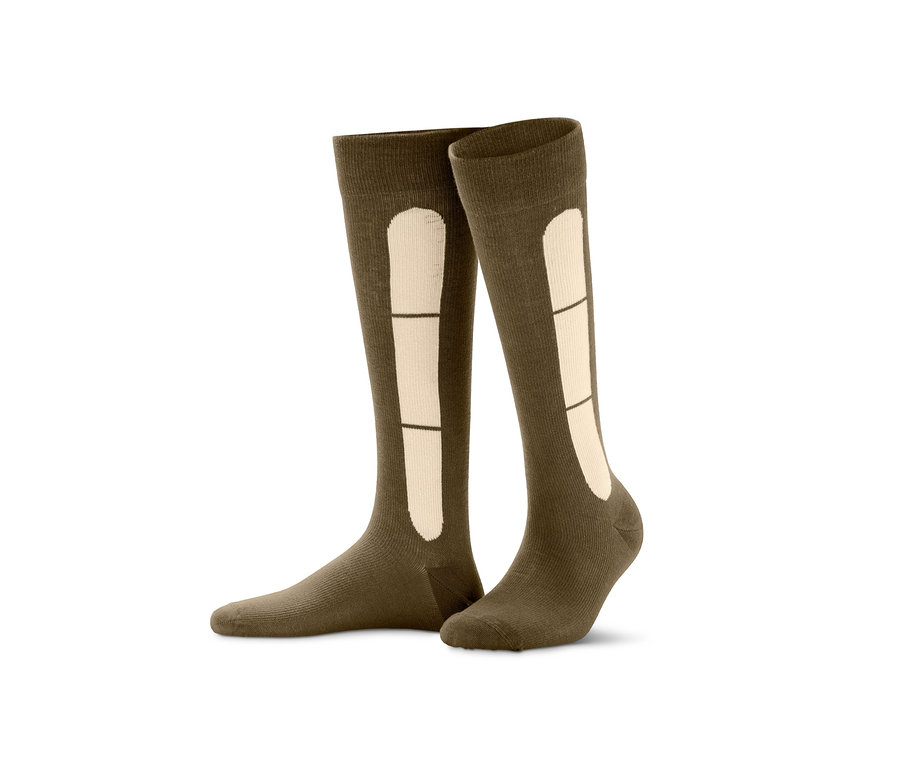 Bej ek parçalı iki çift haki renkli seyahat kompresyon çorabı.