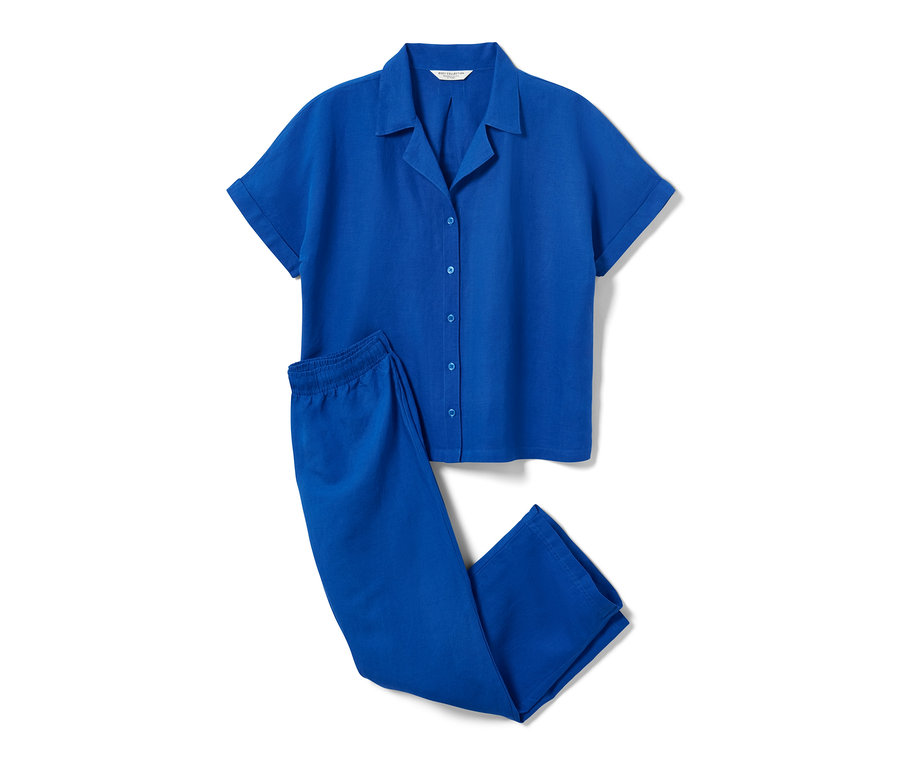 Düğmeli kısa kollu gömlek ve uzun pantolondan oluşan mavi keten pijama takımı.