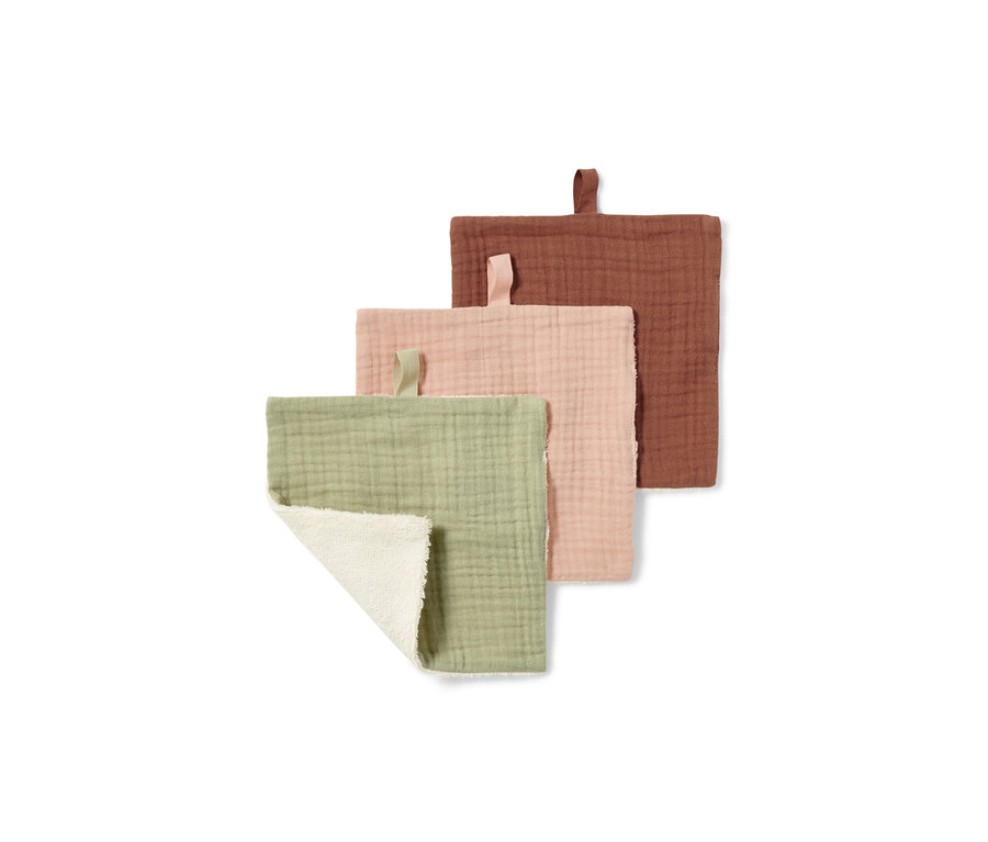 Yeşil, pembe ve pas rengi üç adet makyaj temizleme havlusu görülüyor. Yeşil havlu kısmen katlanmış, böylece beyaz tarafı görülebiliyor.