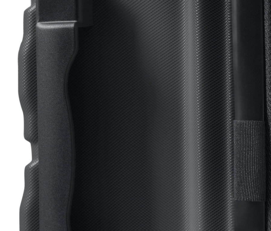 Geniş sert bavulun tutma yerini ve dokulu yüzeyini gösteren yakın çekim.