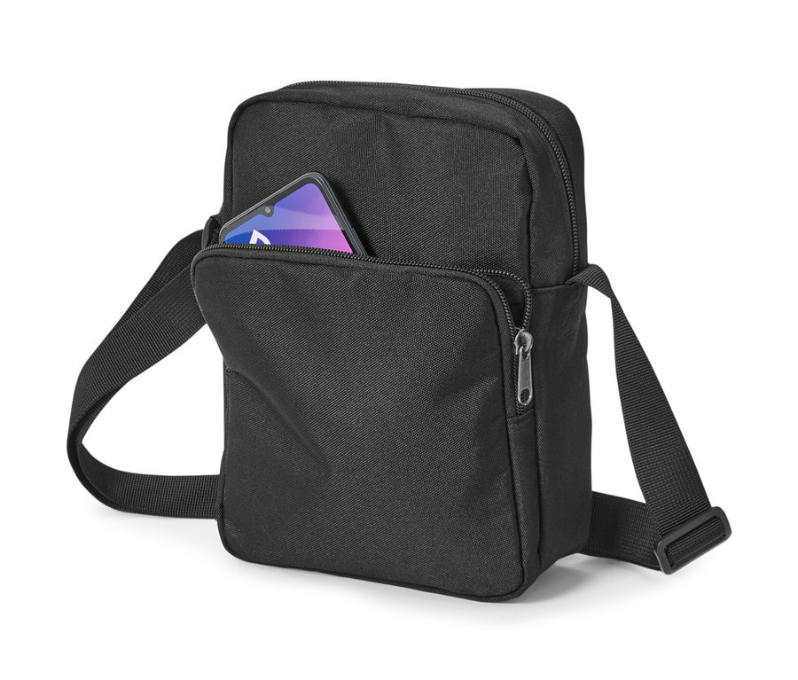 Cebinde telefon olan siyah omuz çantası.