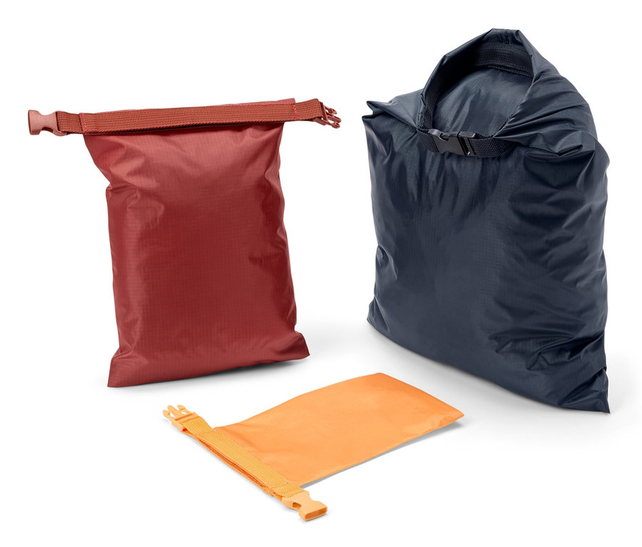 Kırmızı, lacivert ve turuncu renklerde üç adet su geçirmez torba.