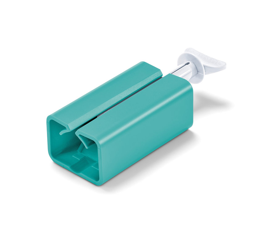 Beyaz bir arka plan üzerinde bir tüp sıkıcının yakın çekimi