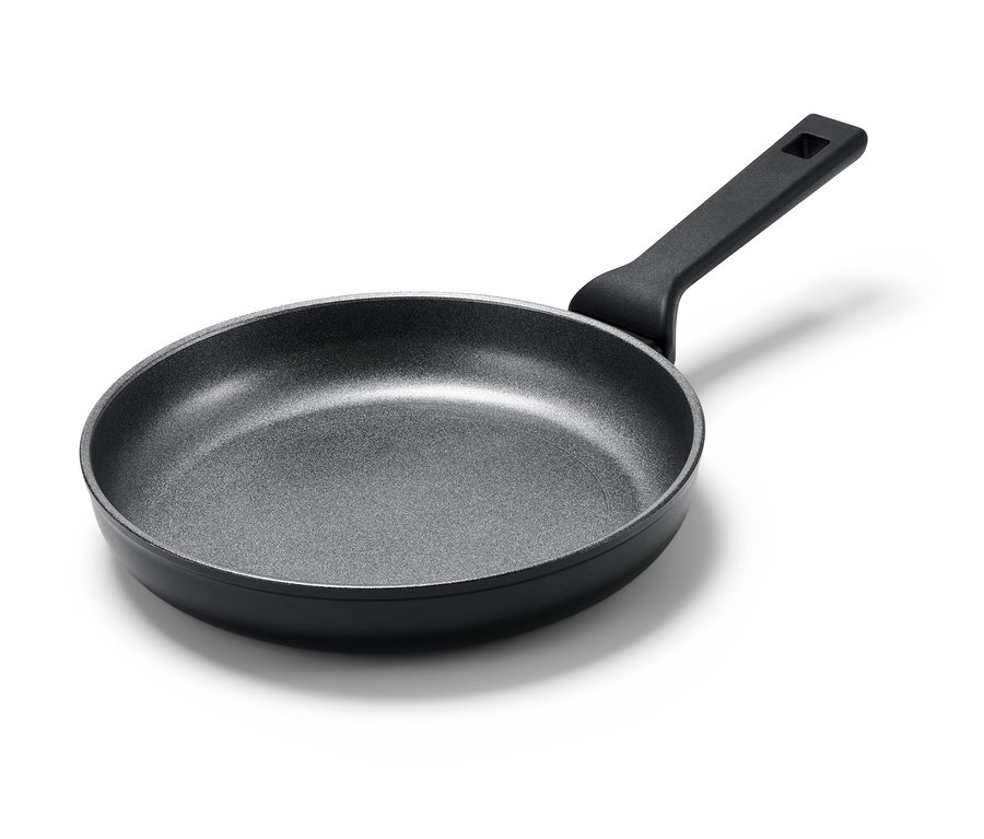 Beyaz bir arka plan üzerinde siyah saplı, yaklaşık 24 cm çapında, Profi alüminyum tava.