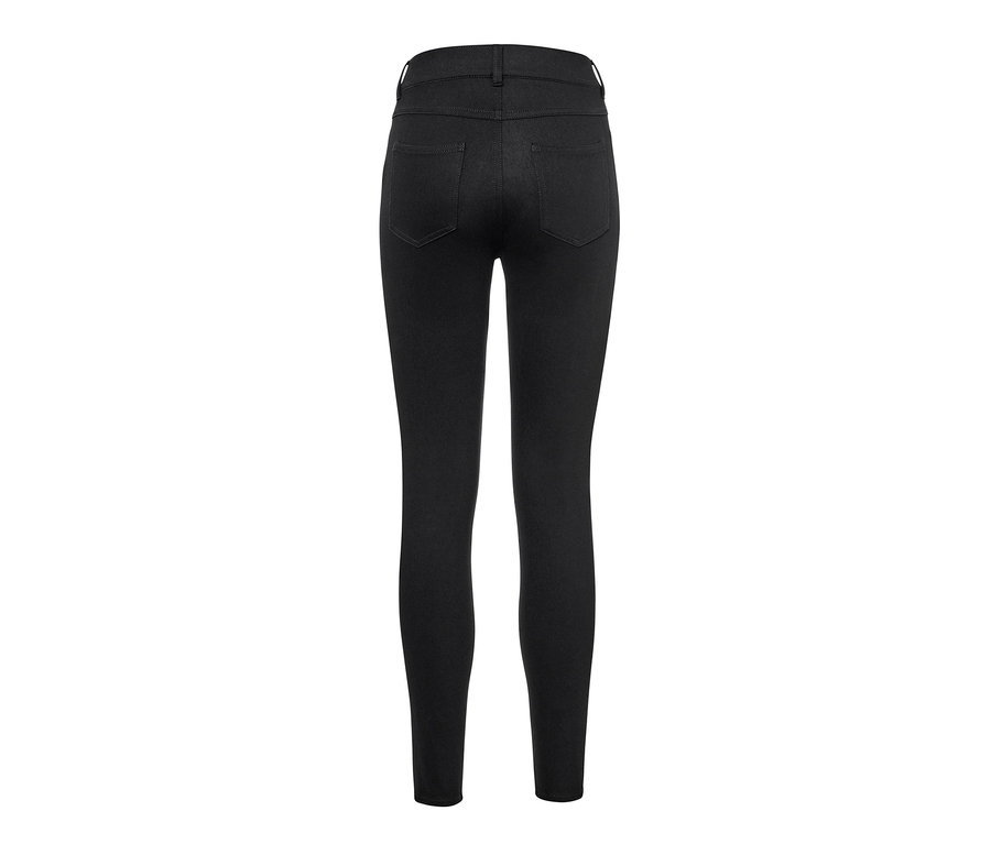 Siyah jegging pantolonun arka kısmı