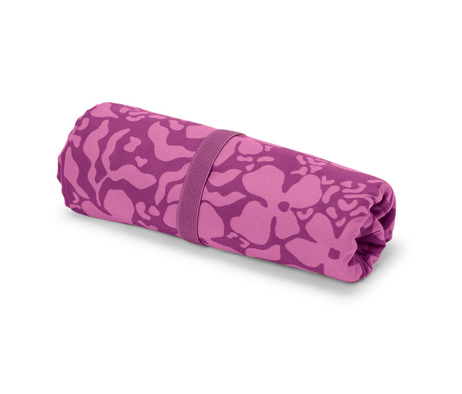 Mor desenli ve lastik bantlı, rulo halinde bir outdoor havlu.
