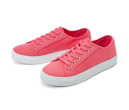 Beyaz bir arka plan üzerinde iki adet kanvas sneaker.