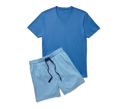 Mavi kısa kollu üst ve çizgili şorttan oluşan pijama takımı.